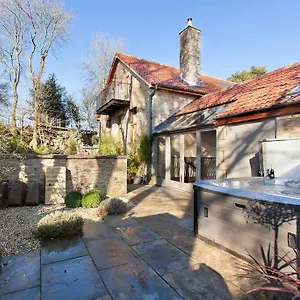 The Little Barn @ With Large Hot Tub Bath